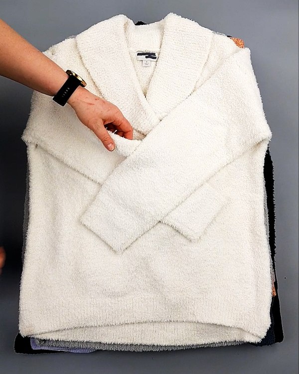 Фотография  915 - Джемпера СТОК CAN 084#7 кг, ЛОТ №7648 оптом в Анадыри и Чукотском АО