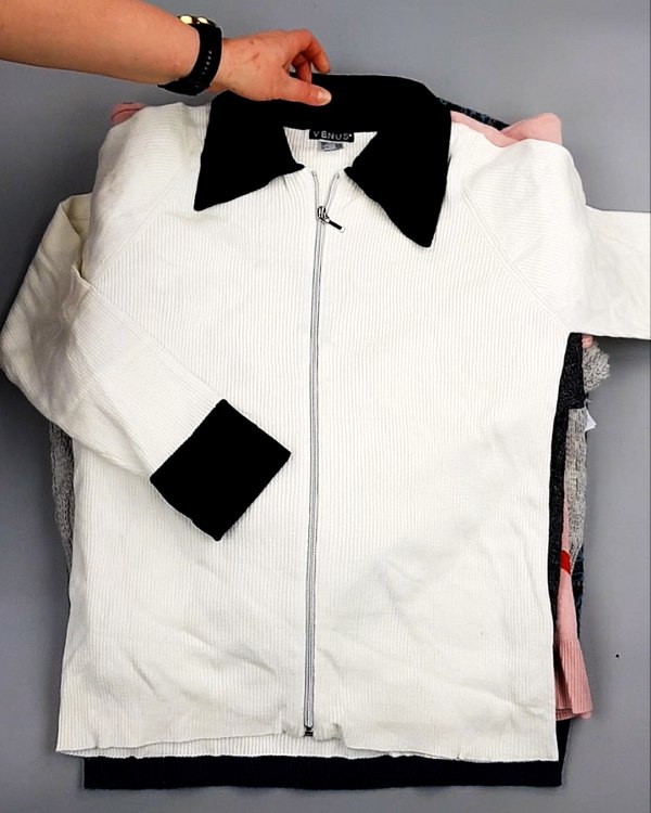 Фотография  235 - Джемпера СТОК CAN 084#7 кг, ЛОТ №7650 оптом в Анадыри и Чукотском АО