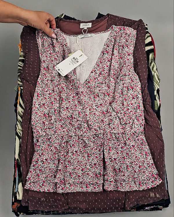 Фотография  655 - Блузки+Джемпера Bestseller Summer 045 B#8,5 кг, ЛОТ №9039 оптом в Анадыри и Чукотском АО