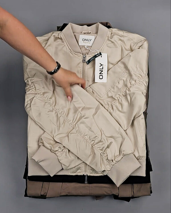 Фотография  886 - Ветровки Bestseller 045#10 кг, ЛОТ СТ-9407 оптом в Анадыри и Чукотском АО