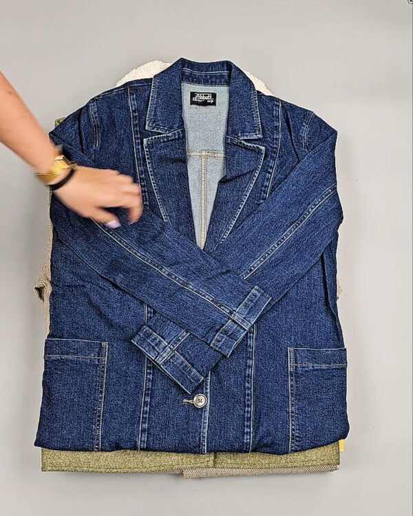 Фотография  645 - Ветровки женские CAN 104#12,5 кг, ЛОТ СТ-9404 оптом в Анадыри и Чукотском АО